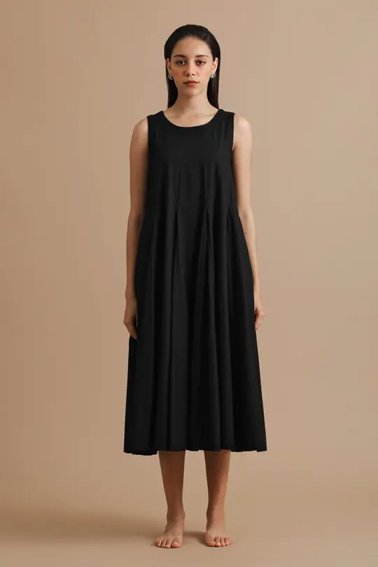 Whirling All Night – Long pleated sleeveless dress