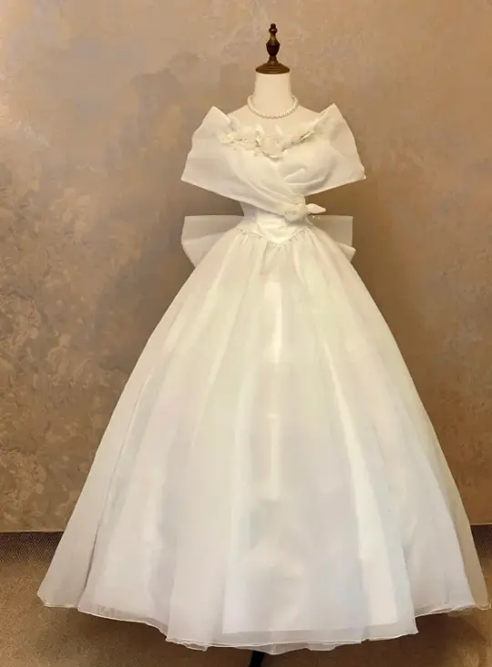 White, elegant, classic fitted waist, full skirt, ball gown, bridal gown R7219