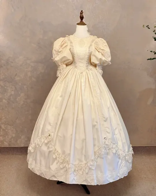 White puff-sleeved, round neck, retro-style, fitted waist, long ball gown/bridal dress R7235