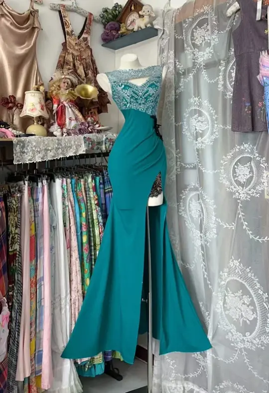 Green sleeveless fitted waist slim-fitting long ball gown with slit R7589
