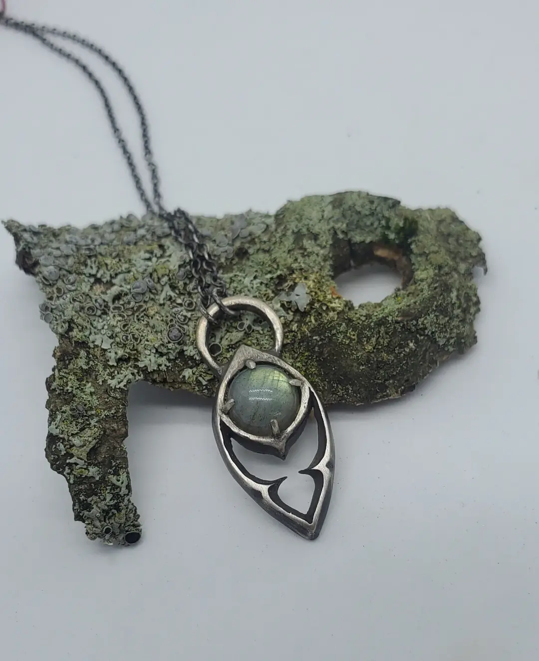 Round Tracery pendant with Labradorite