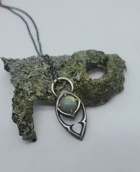 Round Tracery pendant with Labradorite