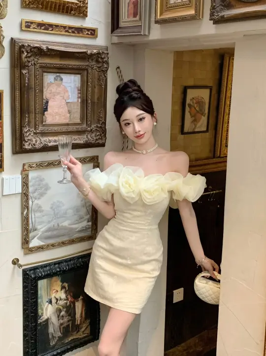 Sexy off-the-shoulder dress, high-end design, slim waist, slimming and hip-hugging dress R3791