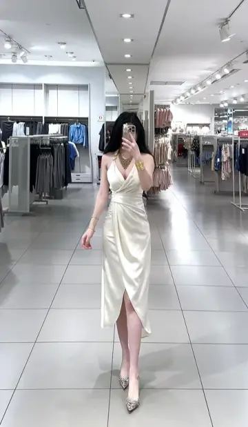 White halter-neck, fitted, low-cut, sexy midi-length ball gown R7781