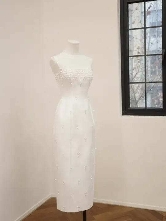 White halter-neck, fitted, elegant midi-length ball gown/bridal dress R8504