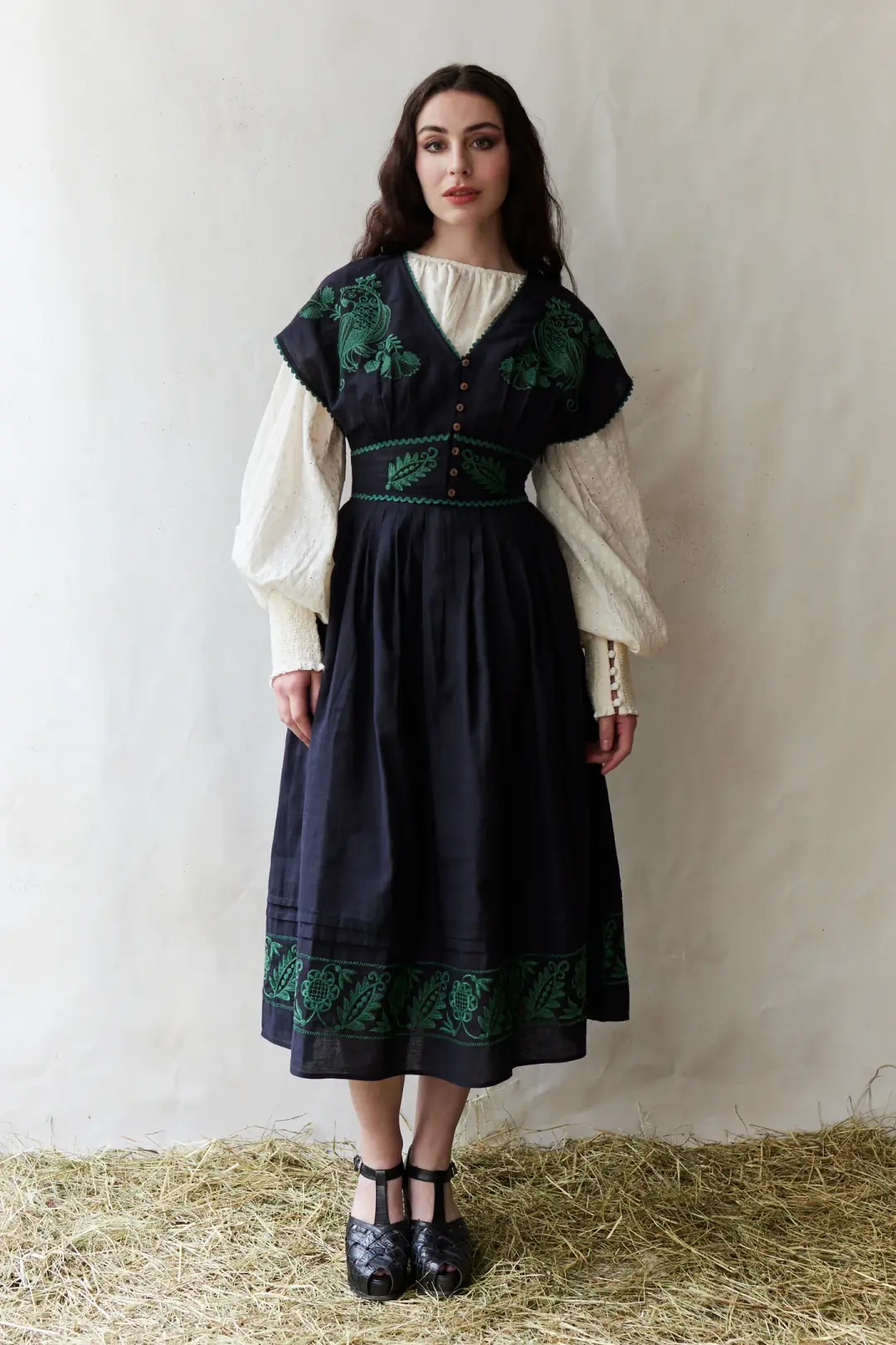 Robe "Vivika" noire avec broderies vertes