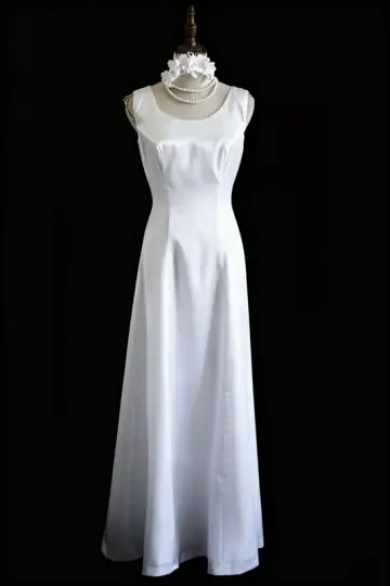 White sleeveless vintage-style fitted long ball gown R6748