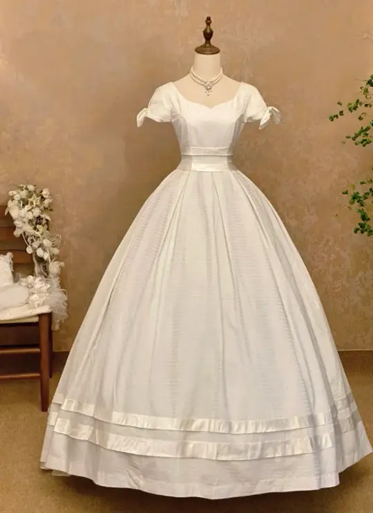 White square-neck floor-length ball gown with a cinched waist, slim fit and voluminous puffy skirt; bridal gown R7307