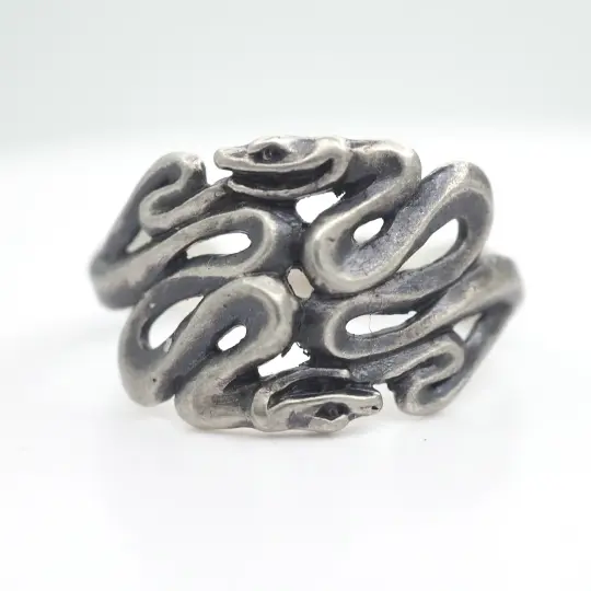 Serpents swing ring