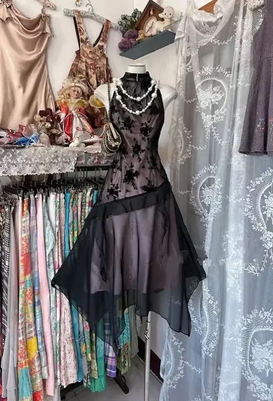 Light-colored lining, black halter neck, sleeveless, fitted waist, asymmetrical hem, ball gown R7834