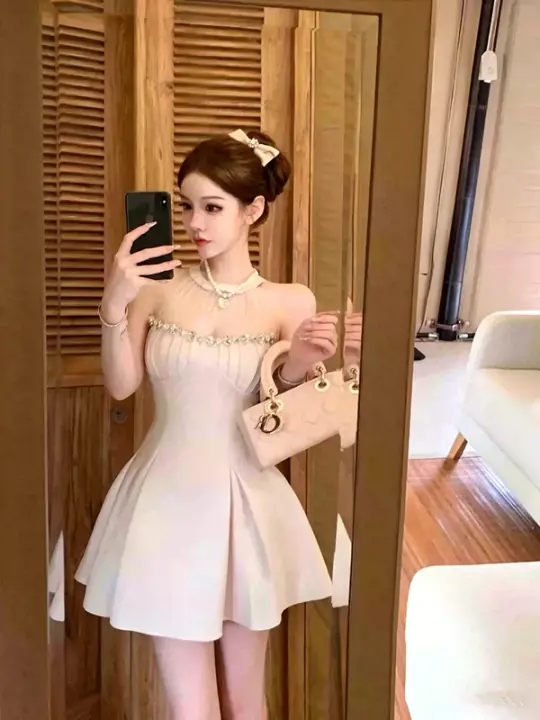 Elegant Sleeveless Crystal Halter Cocktail Dress for Women R9107