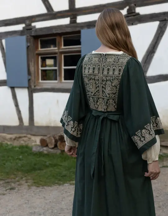 Robe 'Meredith' vert forêt brodée crème