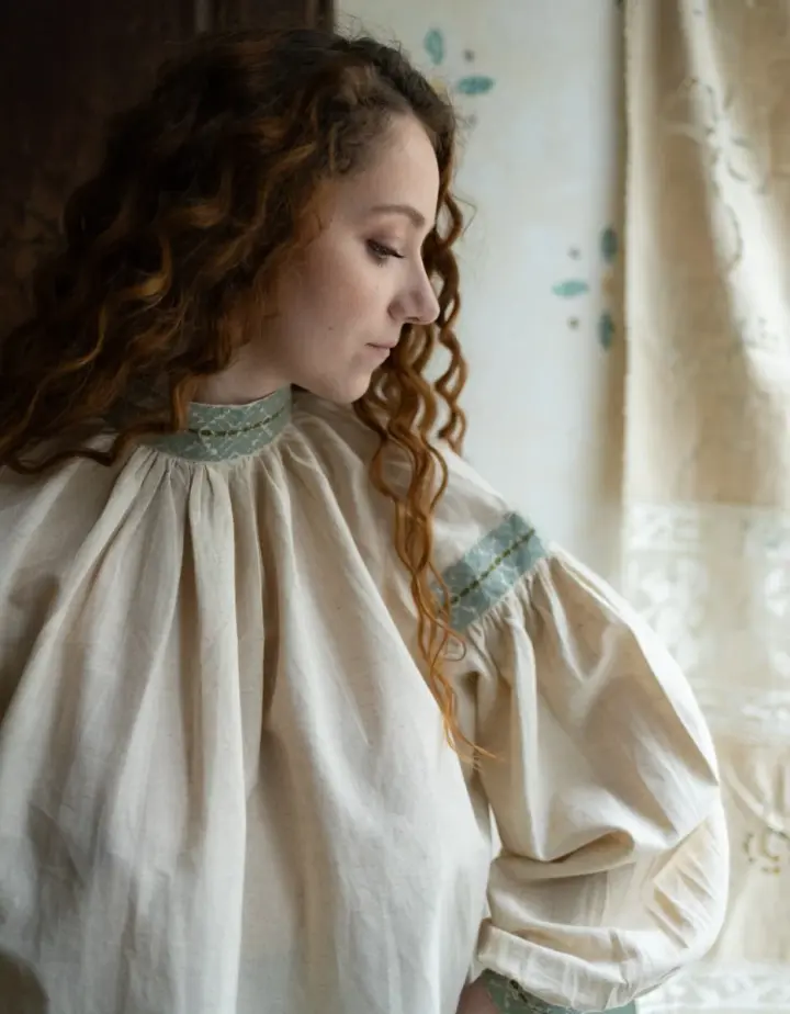 Blouse 'Vasylia' en lin brodé menthe