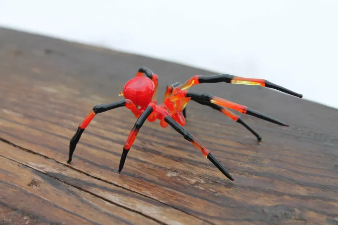 Red And Orange Glass Spider Sculpture – Handmade Lampwork Decor