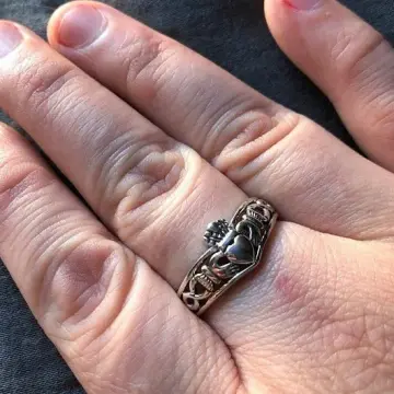 Claddagh Chevron Ring