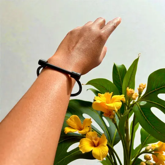 Beaujo Screw-On Bracelet in Black