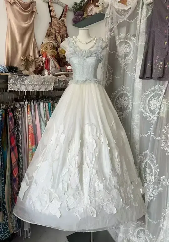 Light gray halter-neck, fitted waist, long skirt ball gown R7505