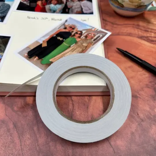 Easy-to-use photo mounting tape