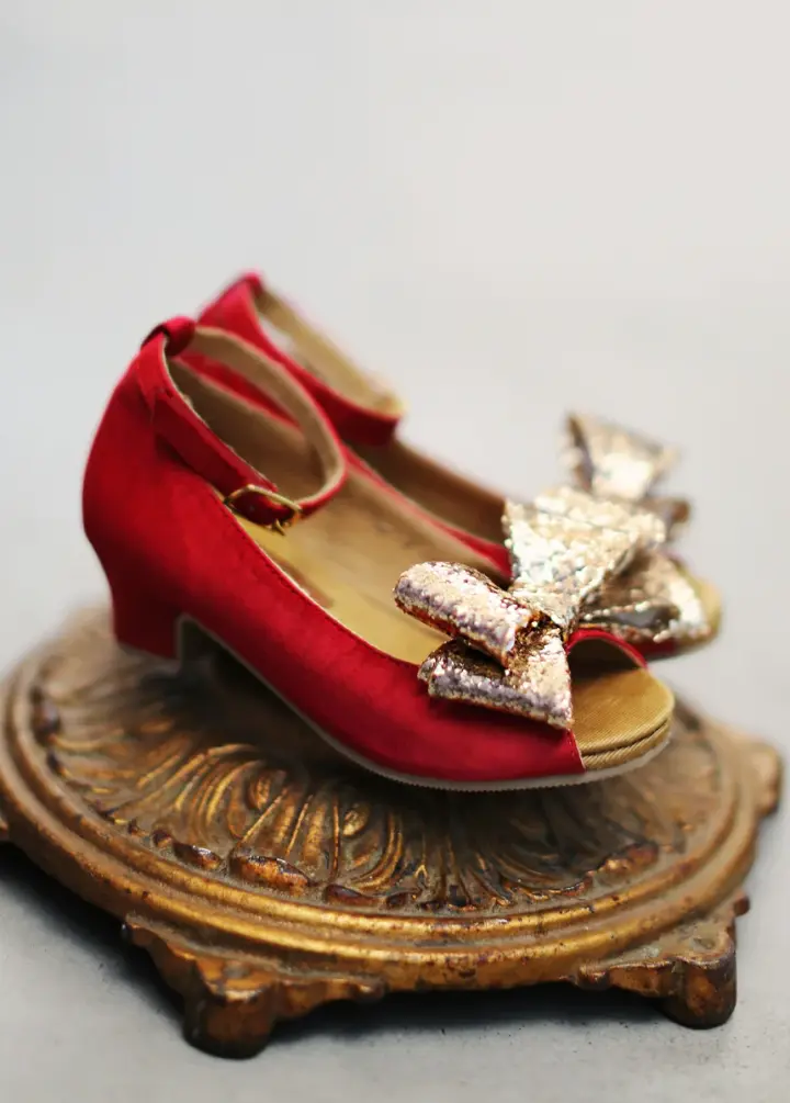 Valeria Heel in Red