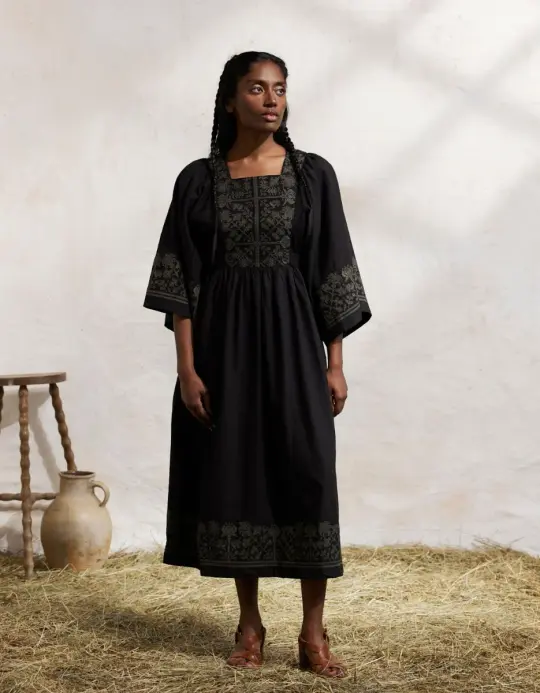 Robe brodée 'Mivilud' noire