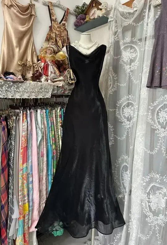 Black sleeveless halter neckline fitted long elegant ball gown R7832