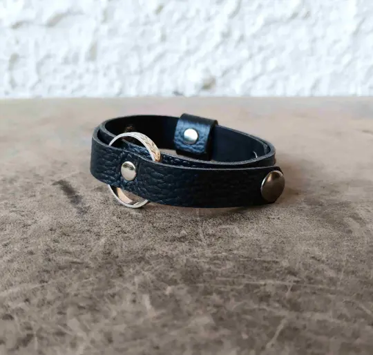 Minimalist Black Leather Ring Holder Bracelet | Adjustable Sleek Watchband Style