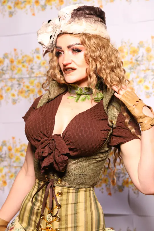 Cropped Vixen In Hedgewitch - The Leave It To Beaver Collection