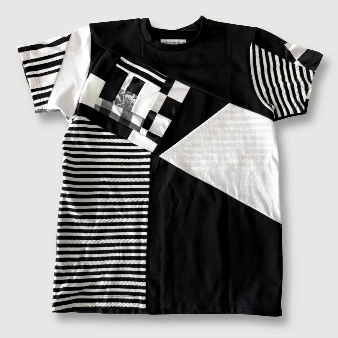 size medium - sample sale - black + white tee shirt