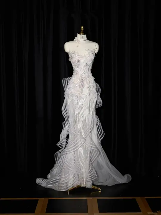White strapless fitted long ball gown/bridal dress R8953