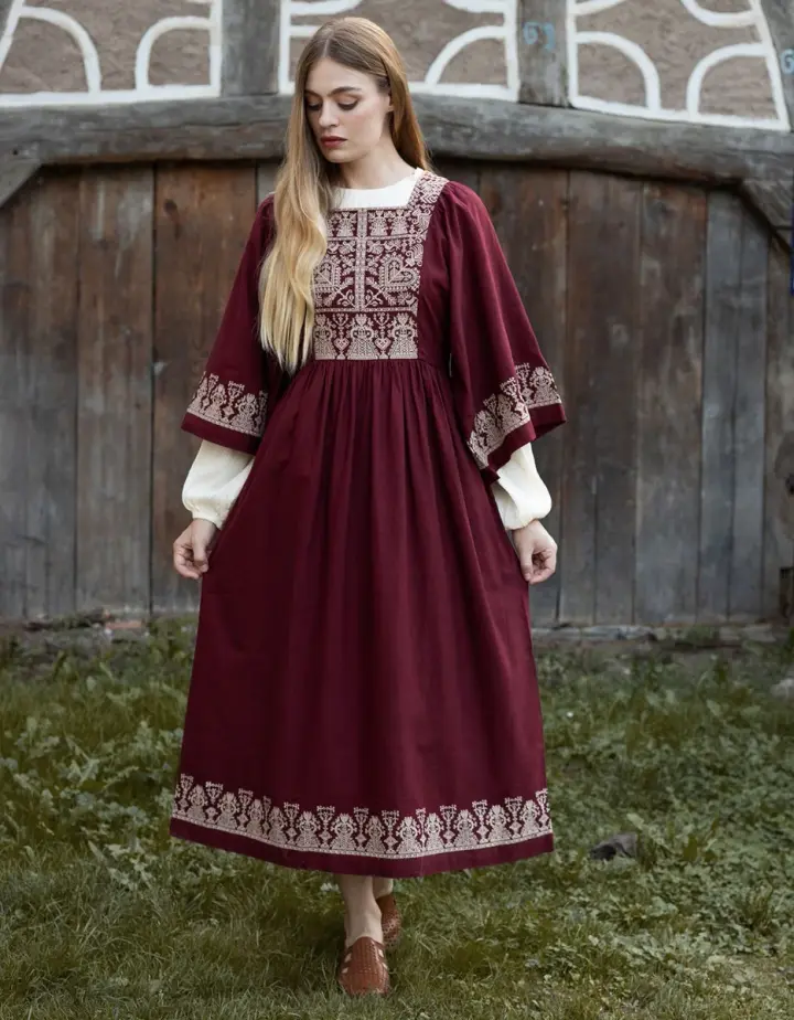 Robe 'Meredith' rouge bordeaux brodée crème
