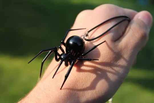 Minimalist Clear Spider Necklace – Transparent Glass Pendant Art