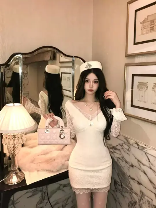 Sexy Lace V-Neck Bodycon Dress with Flare Sleeves R9163