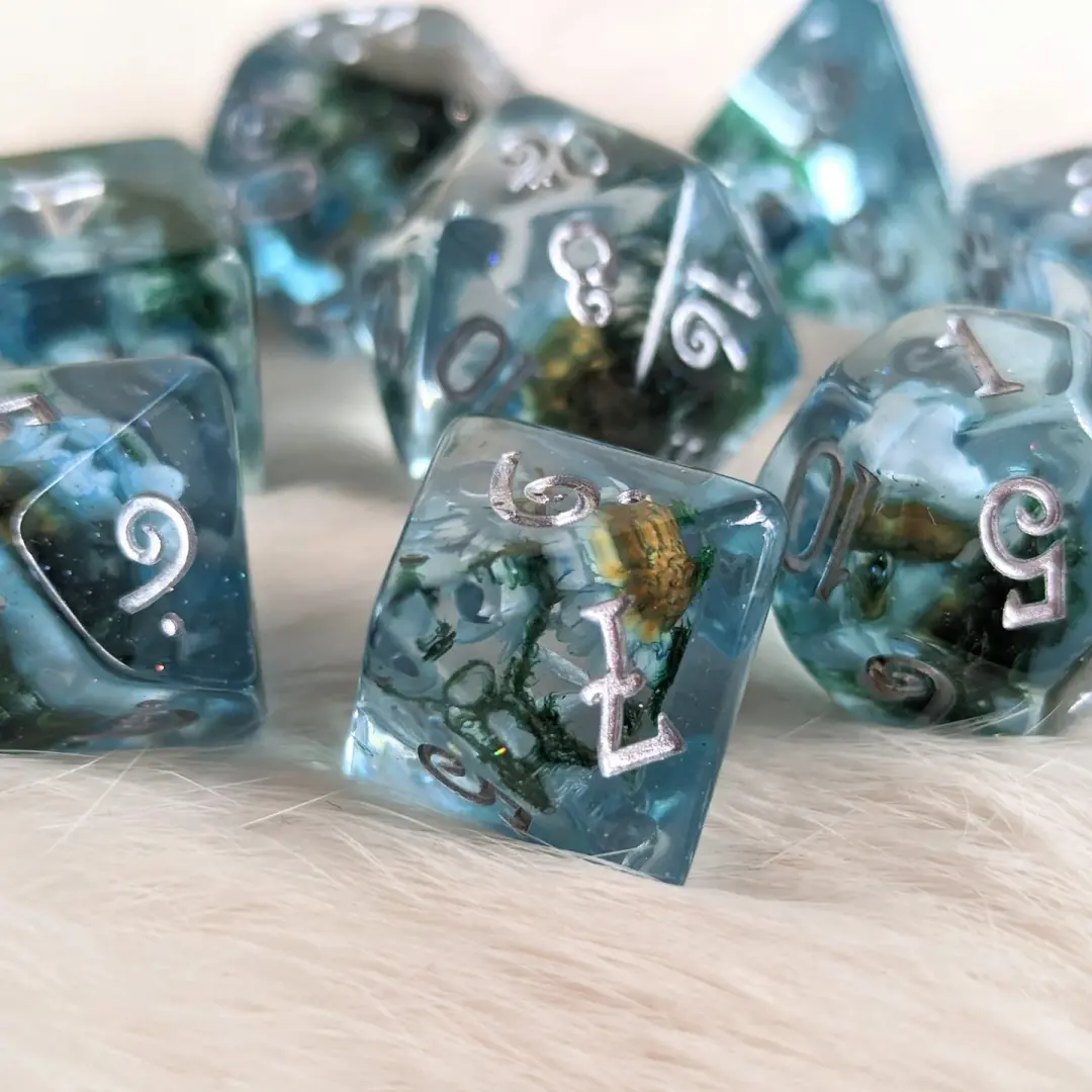 Blue Flower and Moss Dice Set – 8-Piece Botanical DnD Dice with Paw D6 | Fennek & Finch