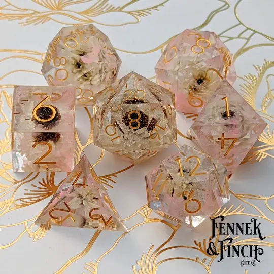 Whispering Daisy DnD Dice Set – 7-Piece Sharp Edge with Real Daisies | Fennek & Finch