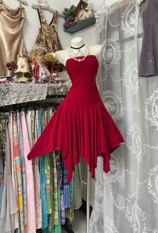 Red strapless fitted waist slim-fitting short ball gown with an asymmetrical hem R7801