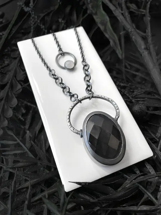 Color-Changing Quartz Pendant with Secret Star