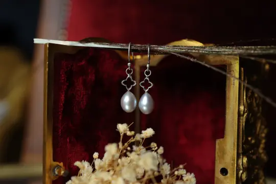 Holy Pearl Earrings - Grey