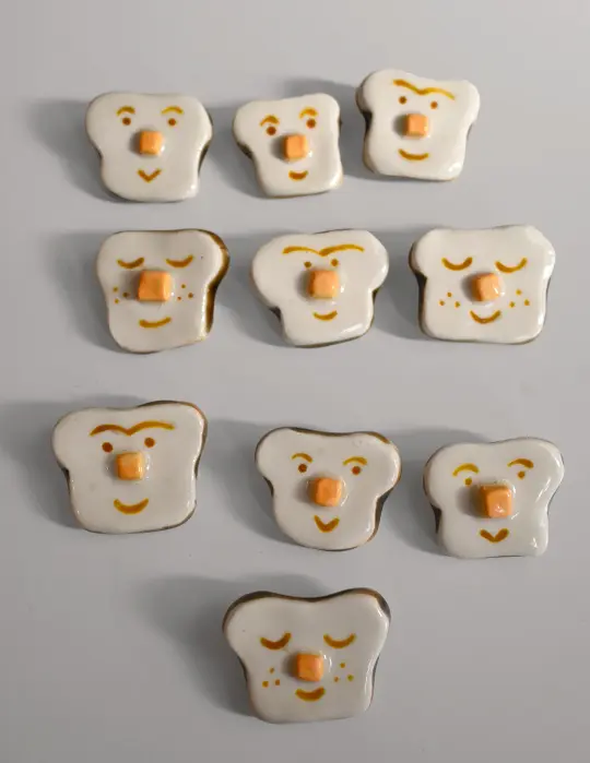 WHITE TOAST Ceramic pin