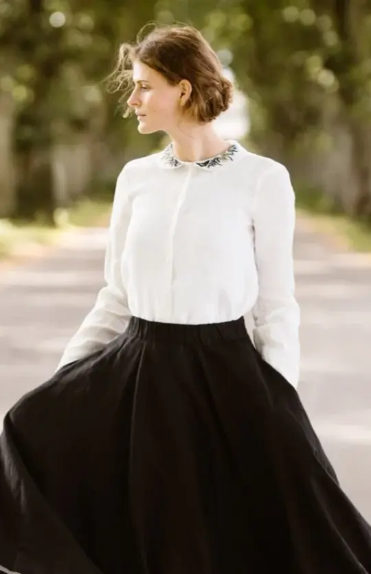 Classic – Linen Shirt with Embroidered Collar