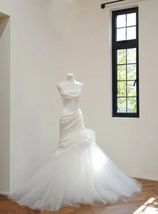 White strapless, fitted, long mermaid-style ball gown/bridal dress R8516