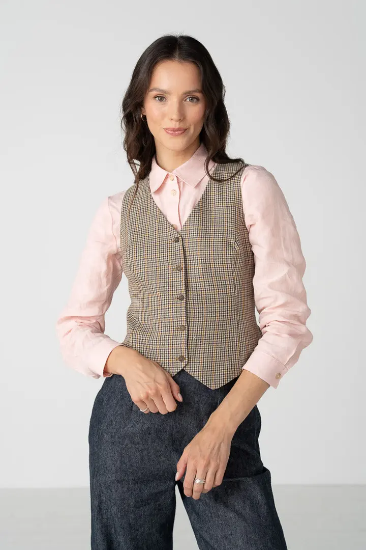 Jane – Fitted Linen V-Neck Vest