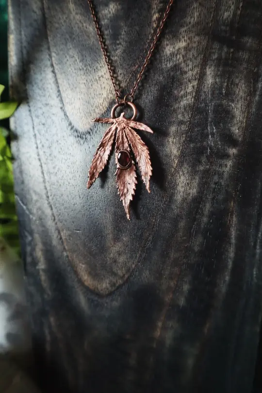 Small Faceted Garnet Pot Leaf