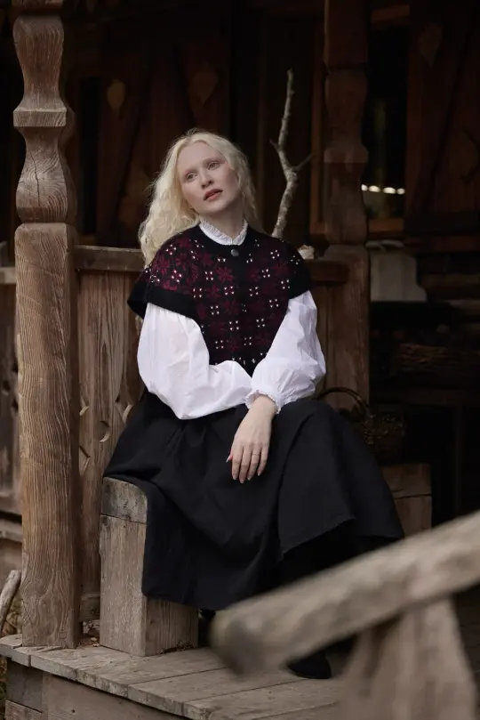 Poncho “Modra” en pure laine noir et bodeaux