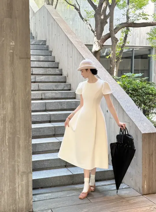 White classic and elegant, waist‑cinching, slim‑fit A‑line long ball gown R7998