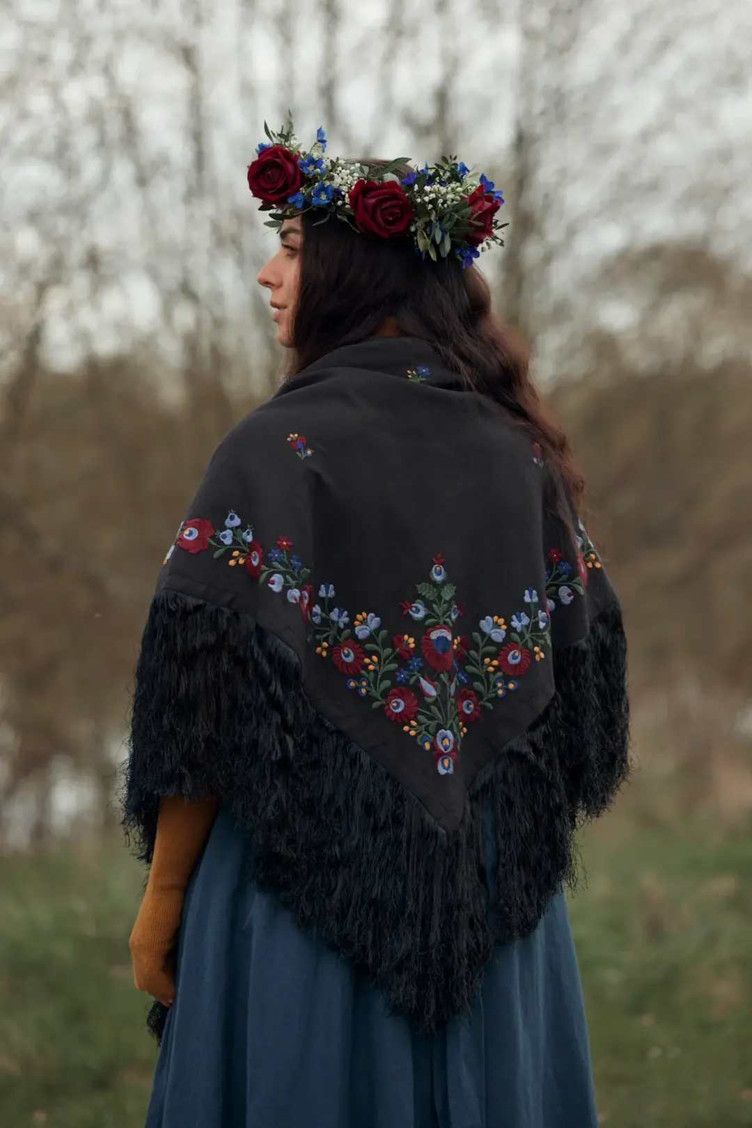 Étole "Timea" noire brodée fleurs Matyó rouge