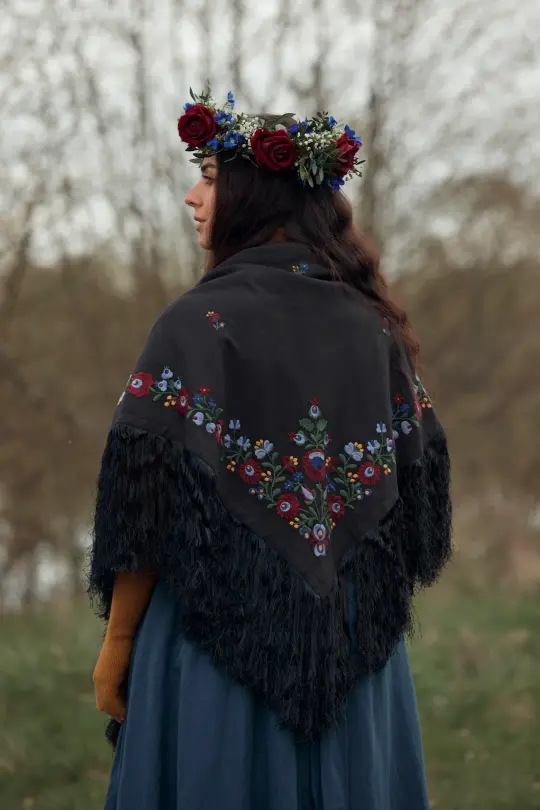 Étole "Timea" noire brodée fleurs Matyó rouge