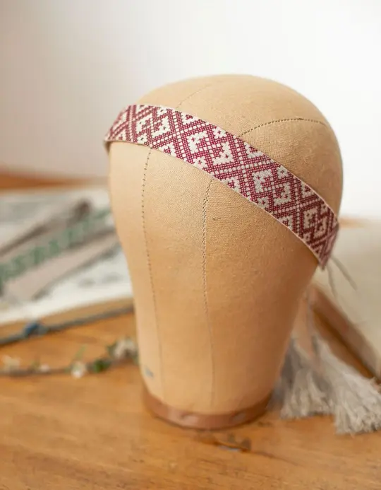 Bandeau pour cheveux 'Lina' en lin brodé bordeaux