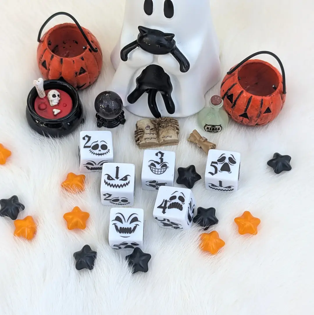 Spooky Ghost D6 Dice Set - Black & White - Little Nightmares