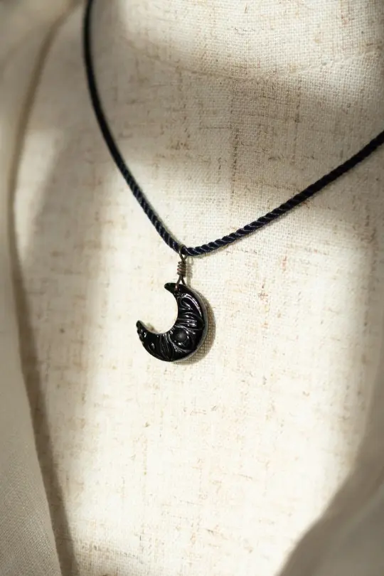 Collier “Lunara” en onyx noire sculptée lune
