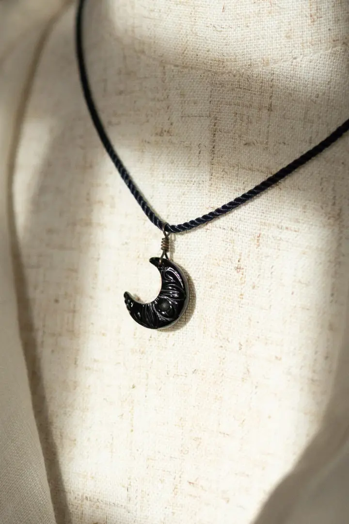 Collier “Lunara” en onyx noire sculptée lune